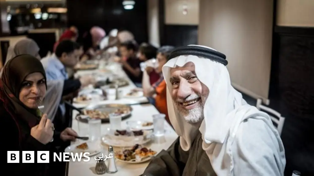 رمضان: كيف تتجنب الإحساس بالجوع والعطش أثناء الصيام؟ - BBC News عربي