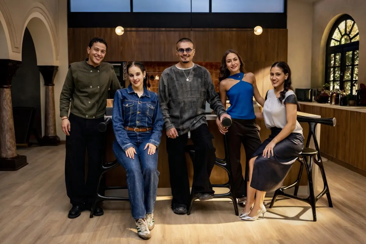 عمرو دياب يظهر مع أبناءه الأربعة في إعلان تلفزيوني لأول مرة