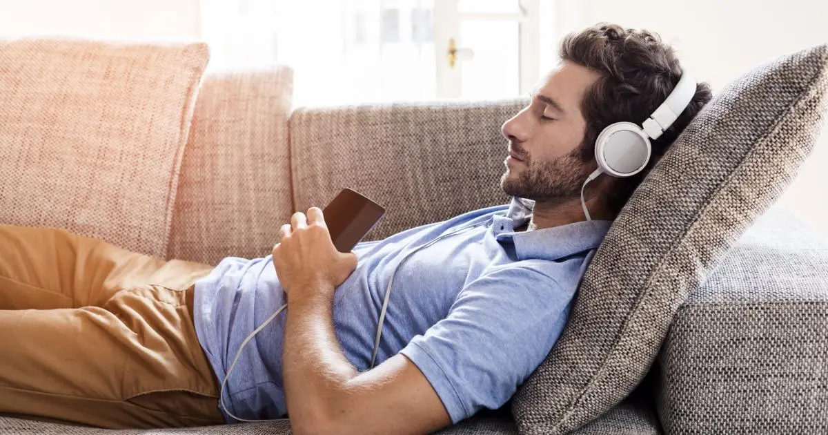 دراسة تحذر من مواد كيميائية "محتملة الخطورة" في سماعات الرأس