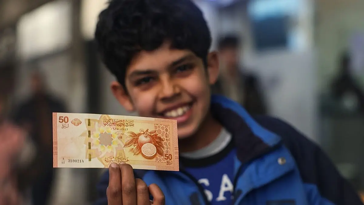من تعزيز الليرة إلى إلغاء الدعم: كيف تغير الاقتصاد السوري بعد عام من سقوط الأسد؟