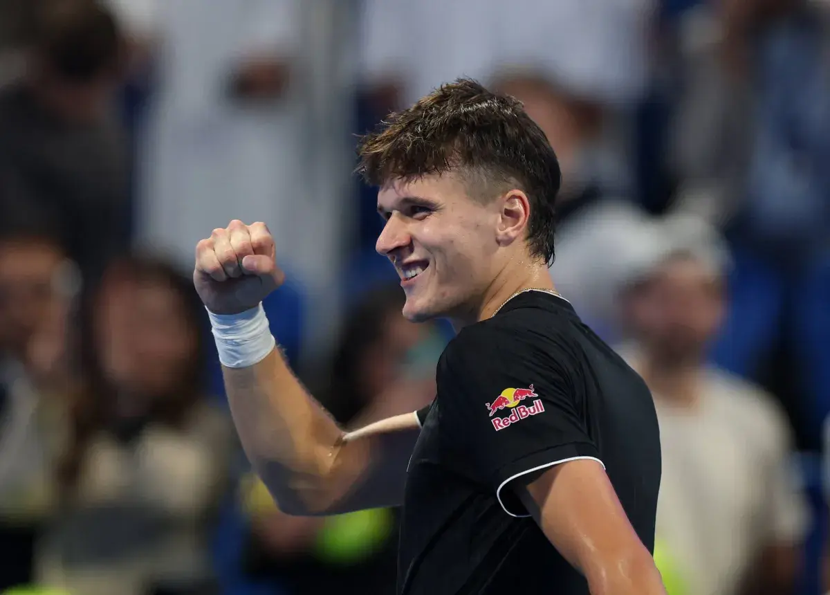 دورة الدوحة: مينشيك يفجر مفاجأة مدوية ويقصي سينر