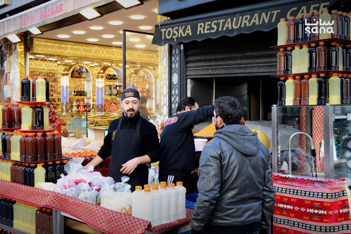 سوريون في حي الفاتح بإسطنبول يستقبلون أول يوم من شهر رمضان المبارك