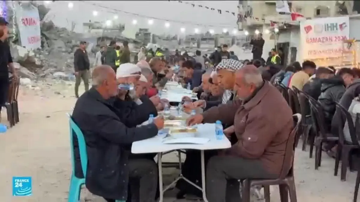شهر رمضان: الفلسطينيون في غزة يقيمون موائد الإفطار بين حطام البيوت المدمرة