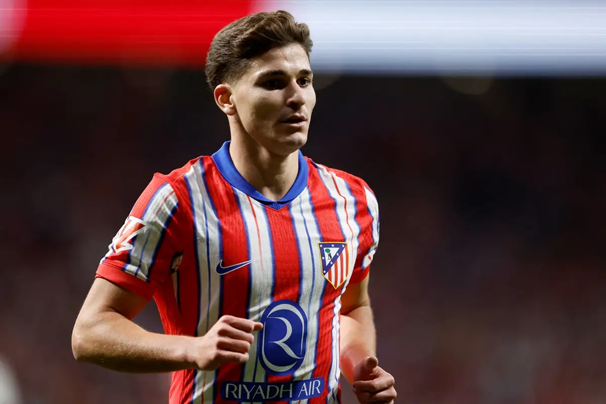 برشلونة يسعى للظفر بخدمات المهاجم الأرجنتيني جوليان ألفاريز