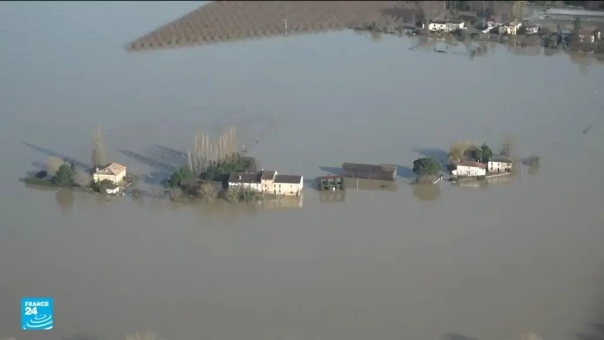 فيضانات طوفانية في فرنسا.. اليابسة تتحول إلى أرخبيل من الجزر العائمة