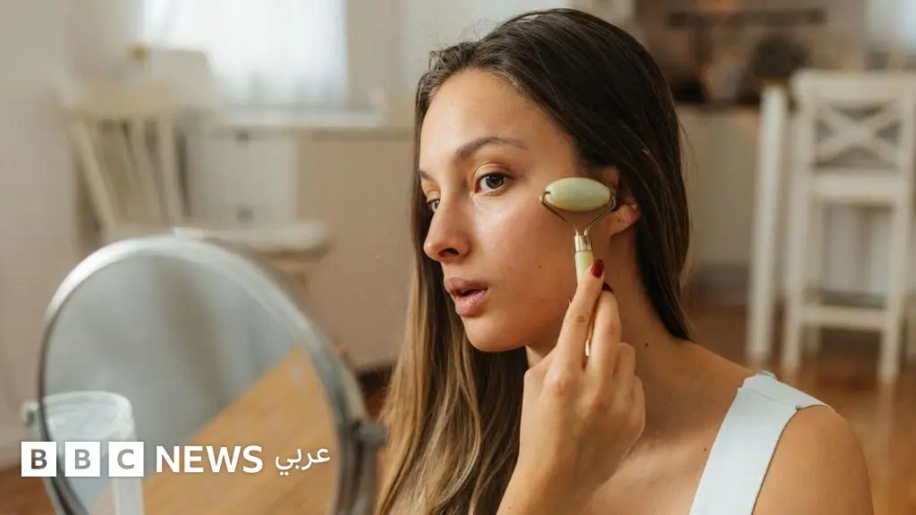 خبراء البشرة يكشفون حقيقة الوصفات المنتشرة لتخفيف انتفاخ الوجه - BBC News عربي