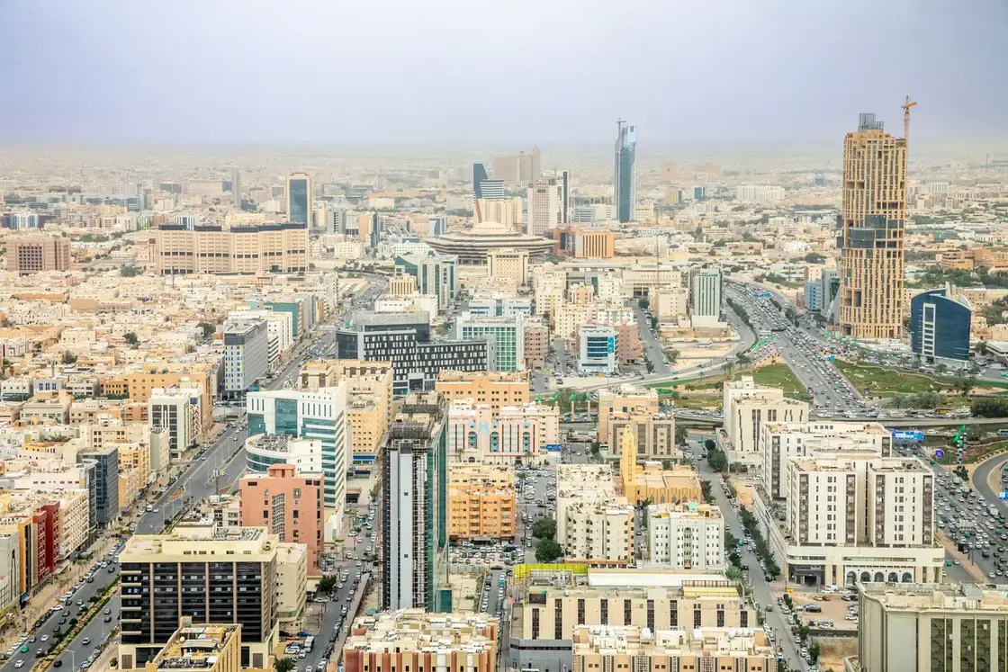 فرص الاستثمار في السعودية 2026.. طرح 45 مشروعًا بقطاع النقل والخدمات