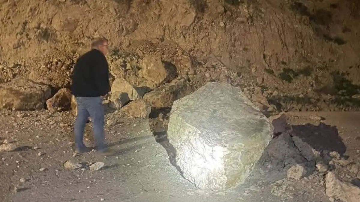 إغلاق جزئي لطريق وادي أطوي بالكرك بسبب انهيارات صخرية