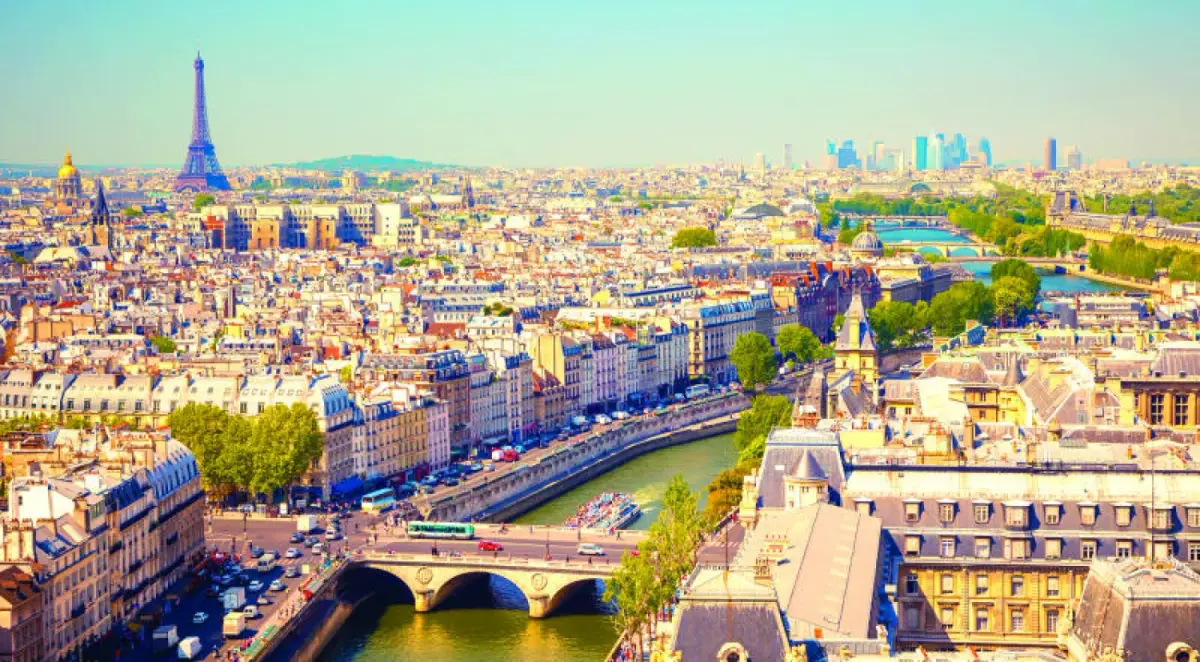 فرنسا تحطم الرقم القياسي بعدد السياح وتحتفظ بلقب الوجهة الأولى عالمياً
