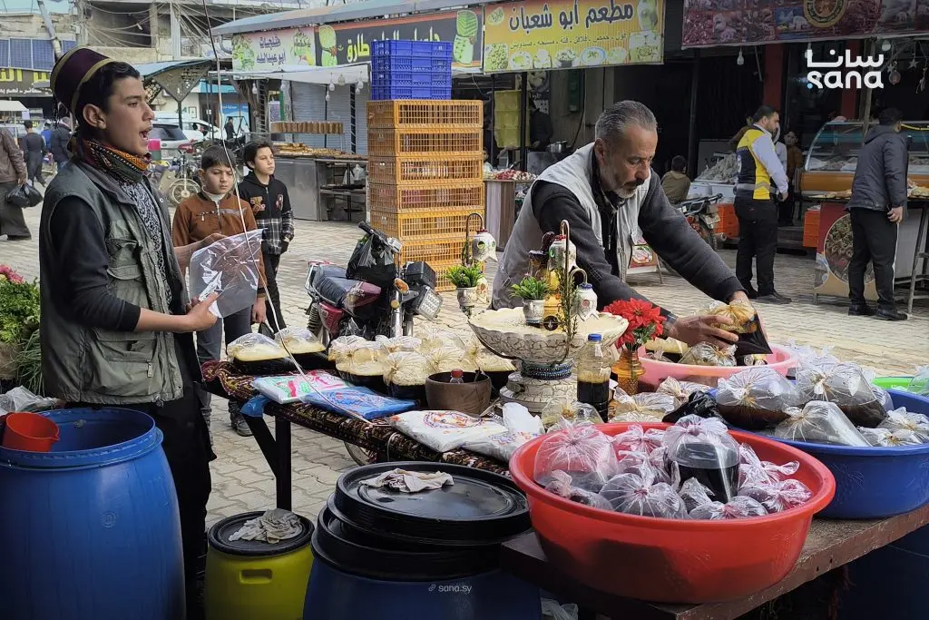 العصائر الرمضانية تعيد أجواء التراث إلى أسواق الأتارب في ريف حلب