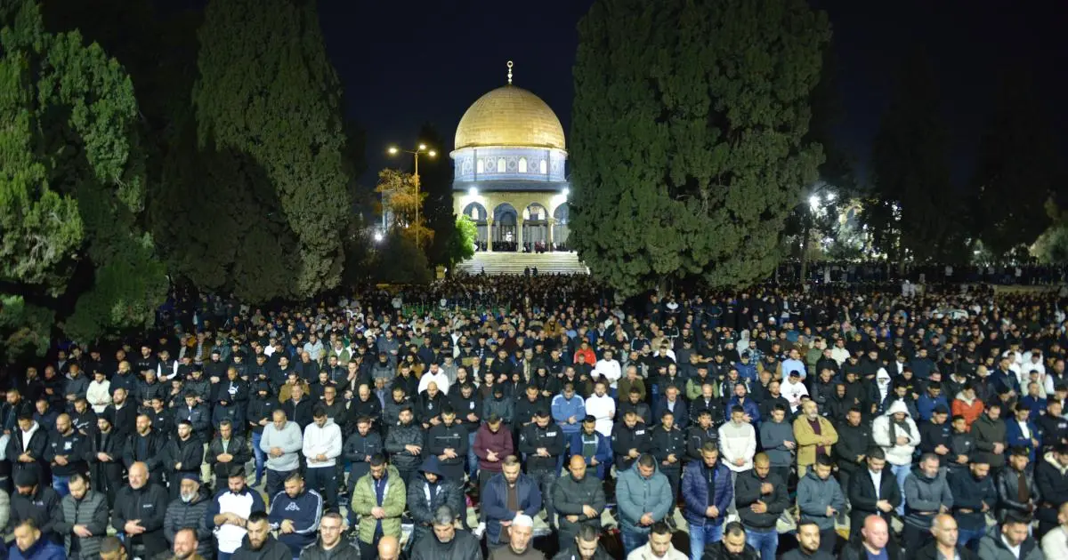 100 ألف مصلٍّ يؤدون صلاتي العشاء والتراويح في الأقصى