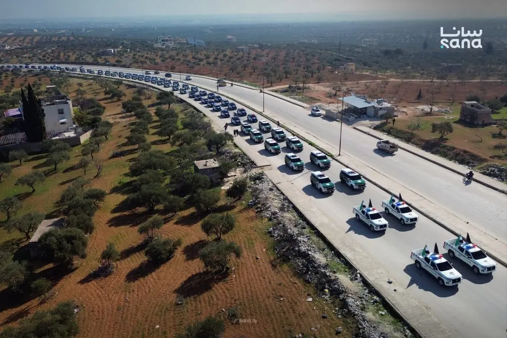 عرض لسيارات قيادة الأمن الداخلي في شوارع إدلب بالهوية البصرية الجديدة