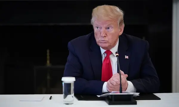 ترامب يفرض رسوماً جمركية إضافية بنسبة 10% ويهاجم قرار المحكمة العليا