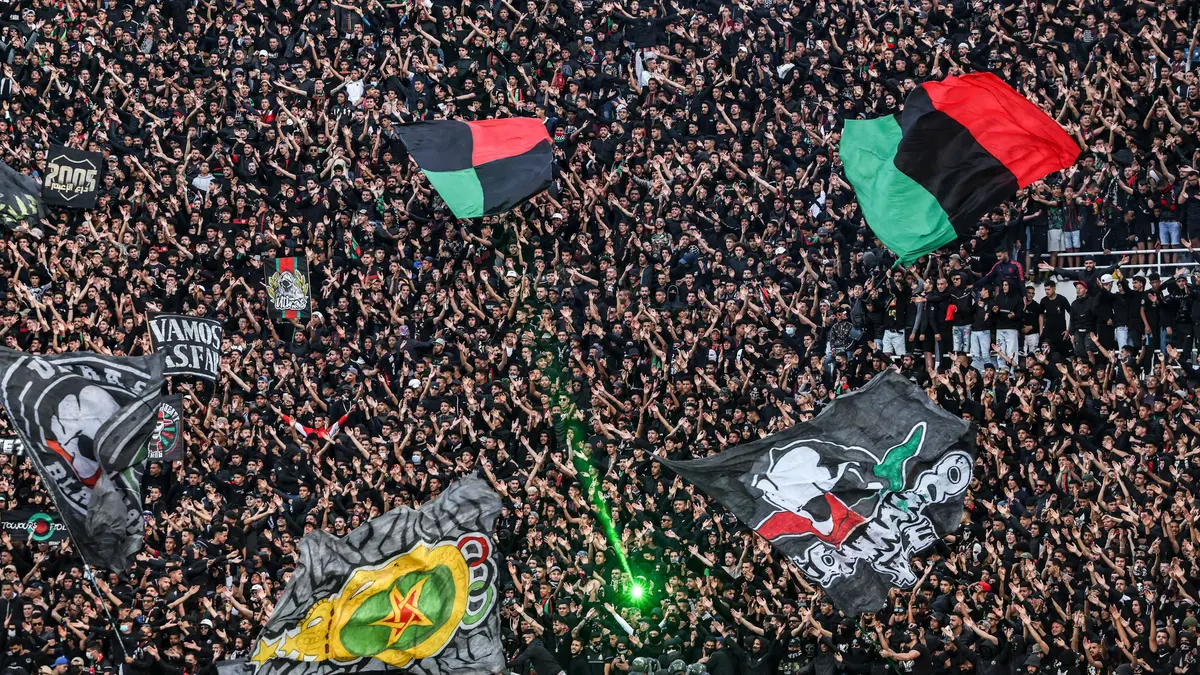 صدمة في المغرب.. مراقب كاف يدين جماهير الجيش الملكي أمام الأهلي