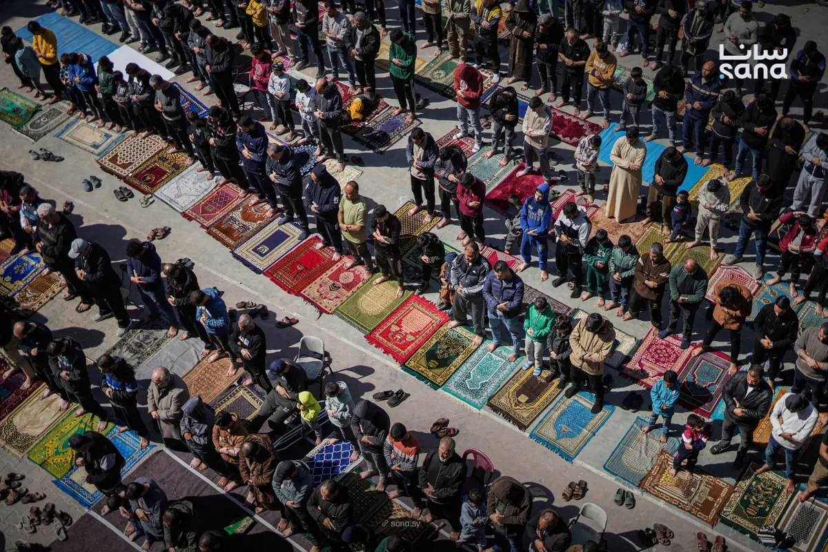 فلسطينيون يؤدون صلاة الجمعة الأولى من رمضان بمخيم البريج ومخيم للنازحين شمال مدينة غزة