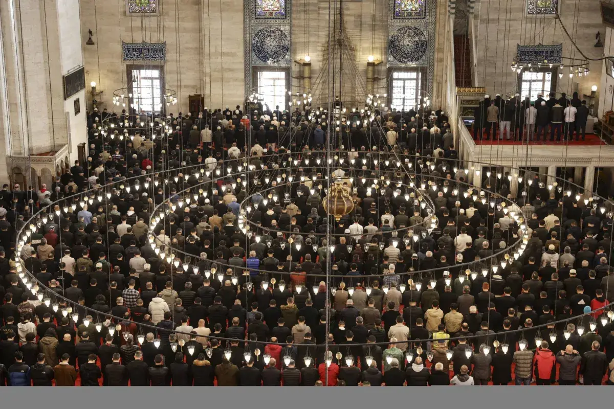 ملايين المسلمين يؤدون أول صلاة جمعة في رمضان حول العالم (صور)