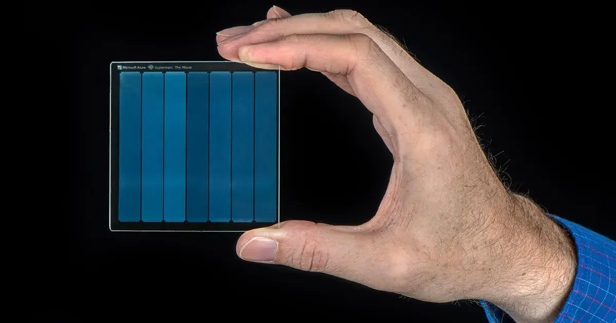 مايكروسوفت تطور شريحة زجاجية تخزن البيانات لـ"10 آلاف عام"