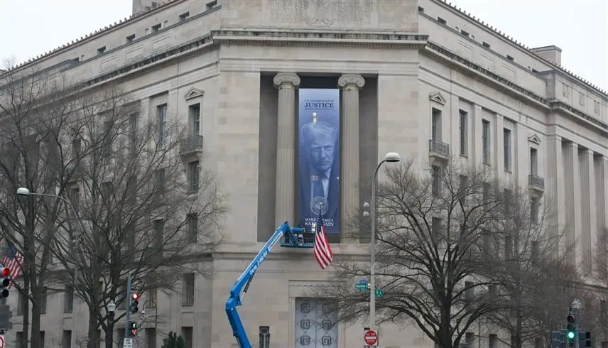 تثبيت صورة ترامب على مقر وزارة العدل الأمريكية - موقع 24