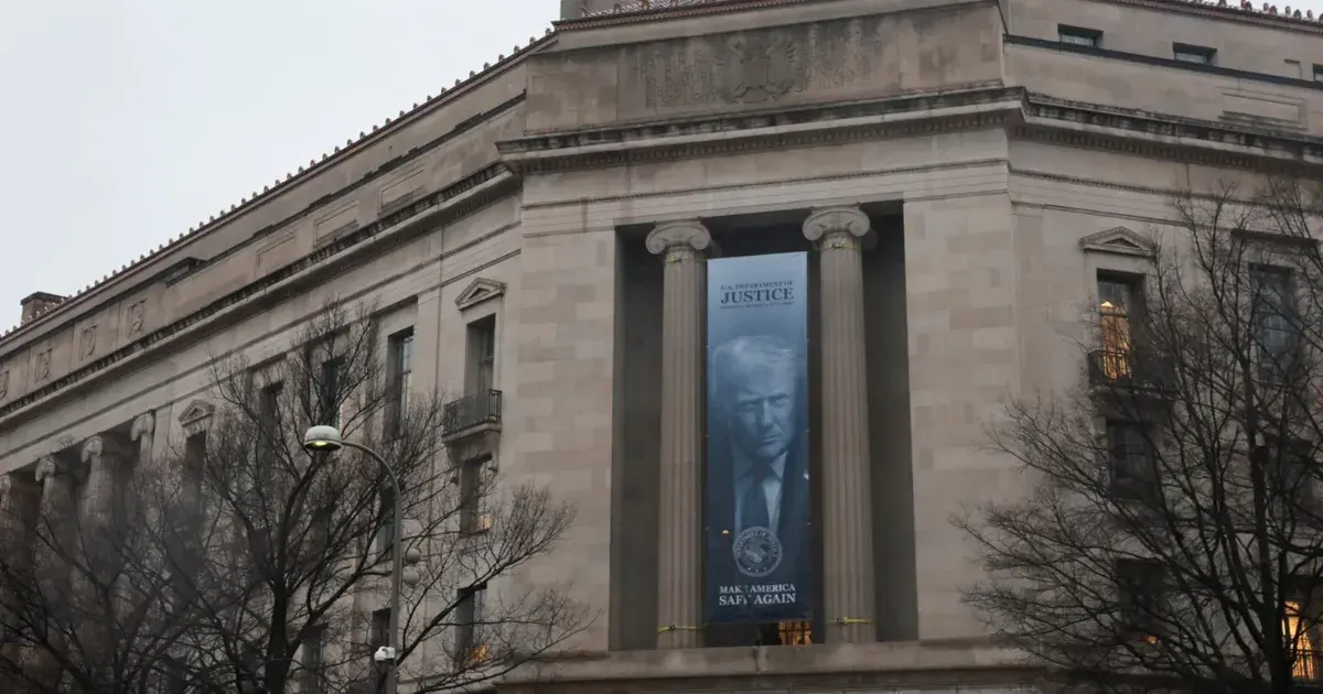 رفع لافتة تحمل صورة ترمب على مقر وزارة العدل الأميركية