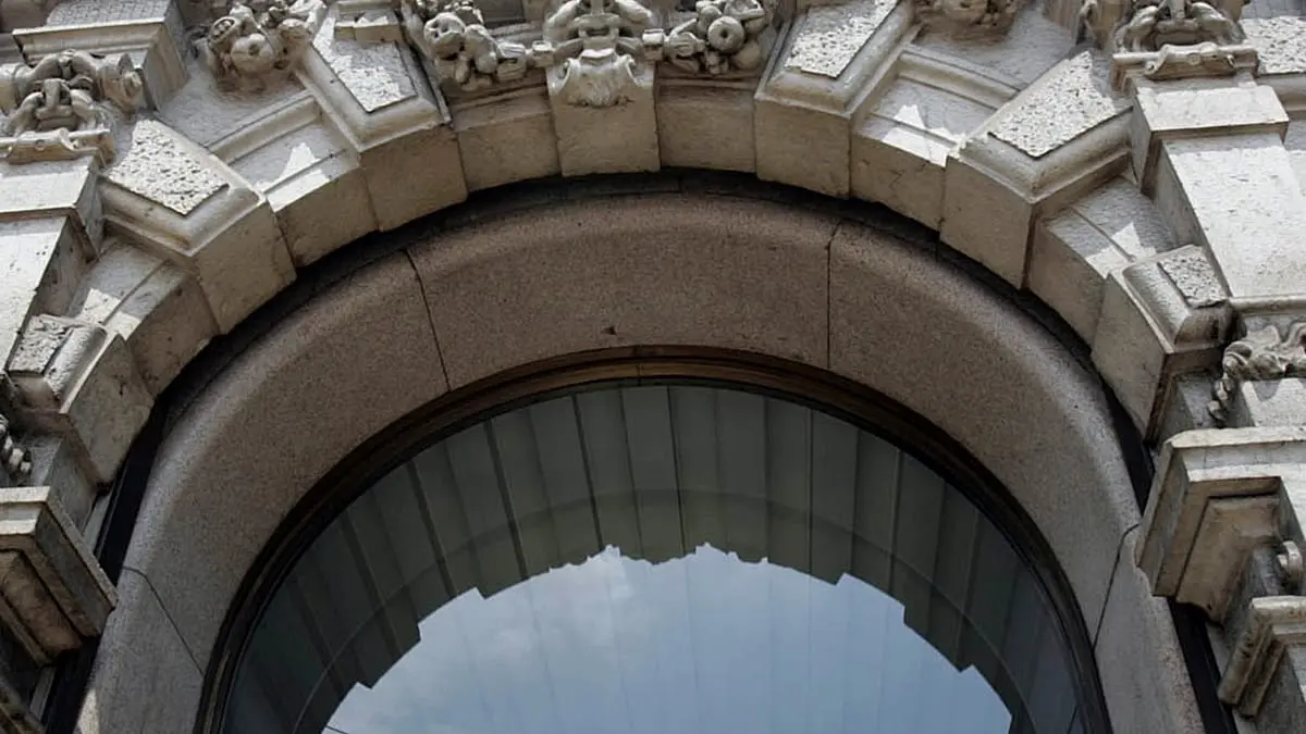 حاول السرقة فوقع في شرّ أعماله.. القبض على لصّ قضى 9 ساعات داخل خزينة بنك في ميلانو