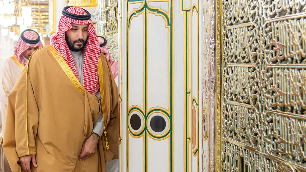بالصور.. محمد بن سلمان يسلّم على النبي محمد ويصلي بالحجرة الشريفة