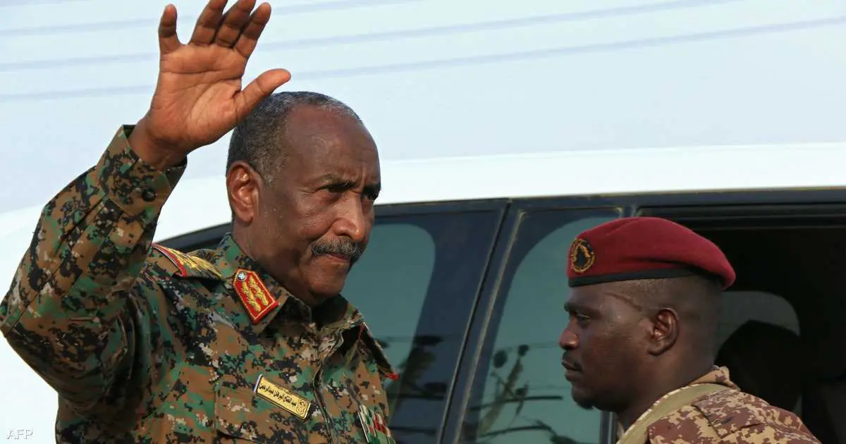 البرهان يغازل "اللساتك" ونشطاء يذكرونه "بالانقلاب الدامي"