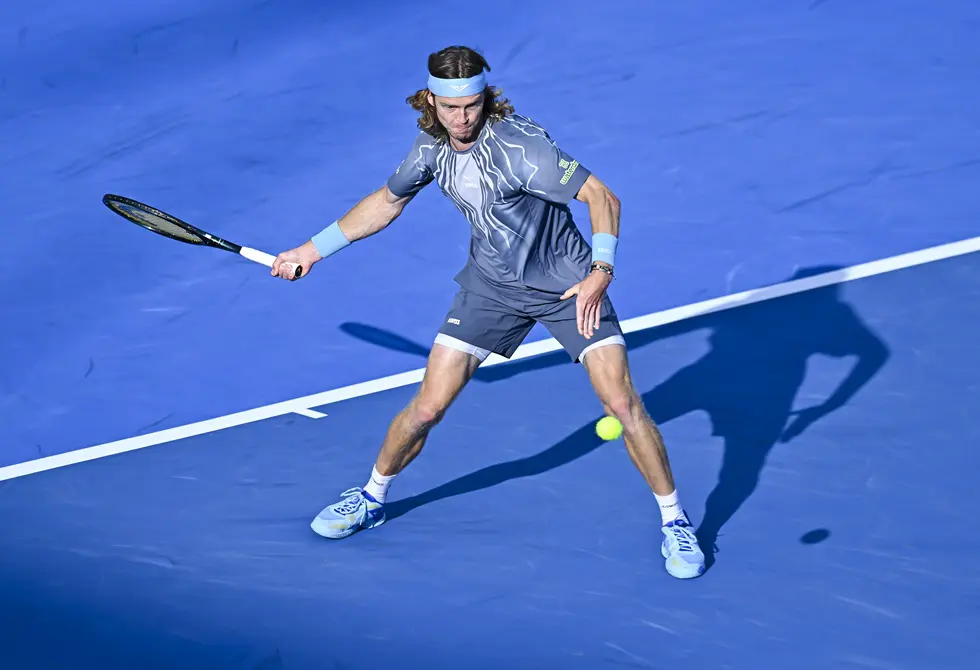 الروسي روبليف يطيح بتسيتسيباس ويصعد إلى نصف نهائي بطولة قطر للتنس