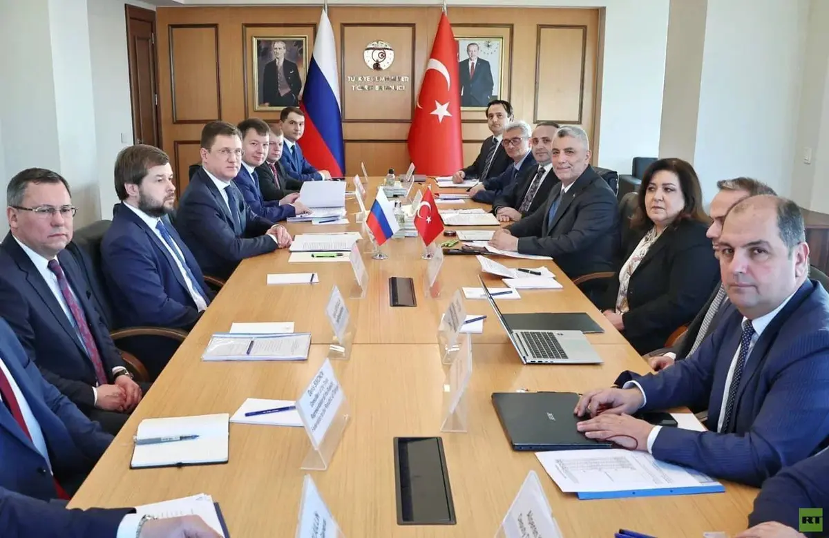 نائب رئيس الوزراء الروسي يناقش آفاق التعاون الاقتصادي مع وزير التجارة التركي