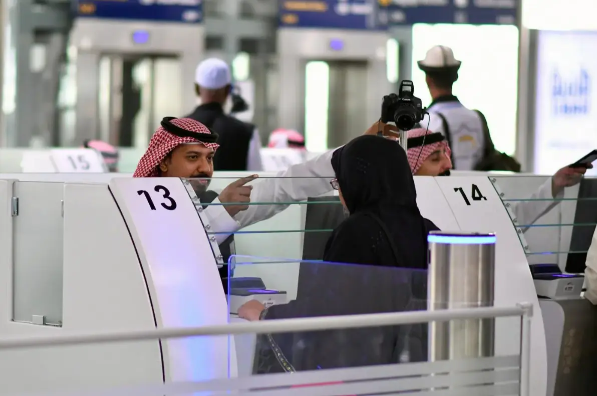 جوازات مطار الأمير محمد بن عبد العزيز تستقبل المعتمرين برمضان