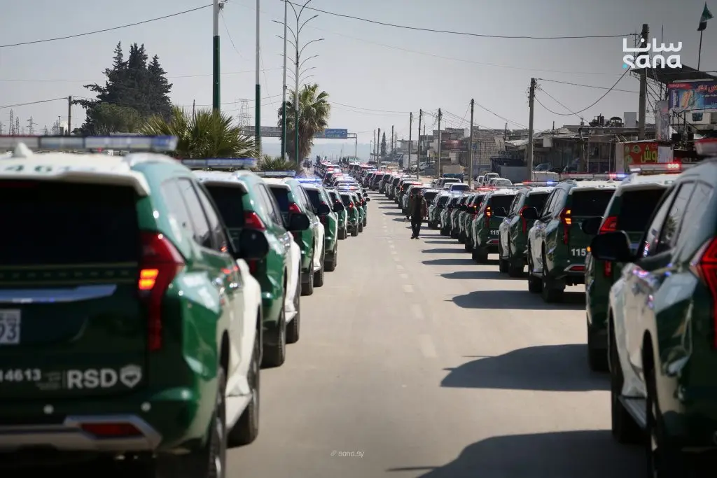 الداخلية تسلم الأمن الداخلي في إدلب 117 سيارة حديثة بالهوية البصرية الجديدة