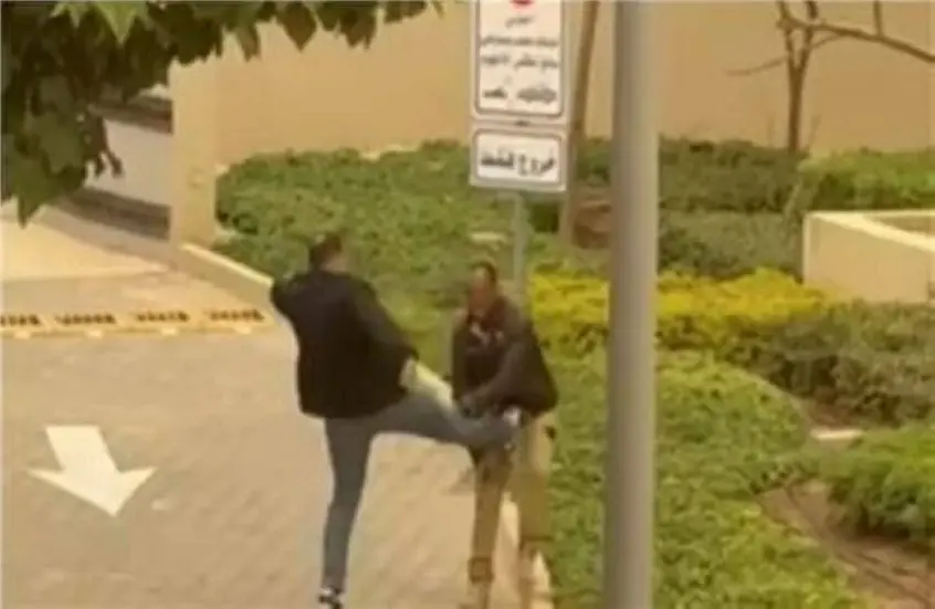 ساويرس معلقا على فيديو الكمبوند: القصة ناقصة.. بيضربه ليه؟