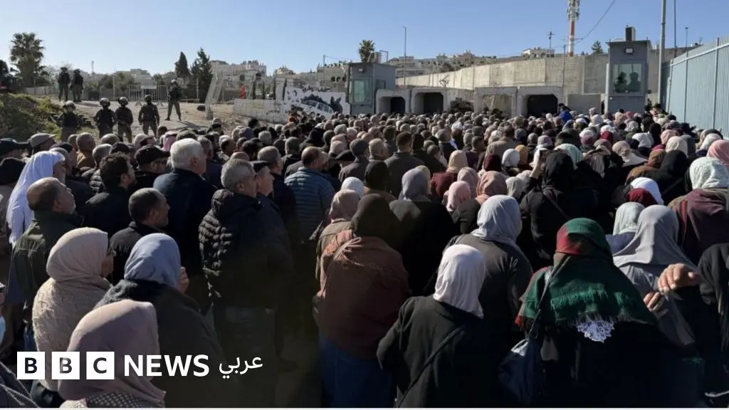 بالصور: كيف أمضى المسلمون أول جمعة من رمضان؟ - BBC News عربي