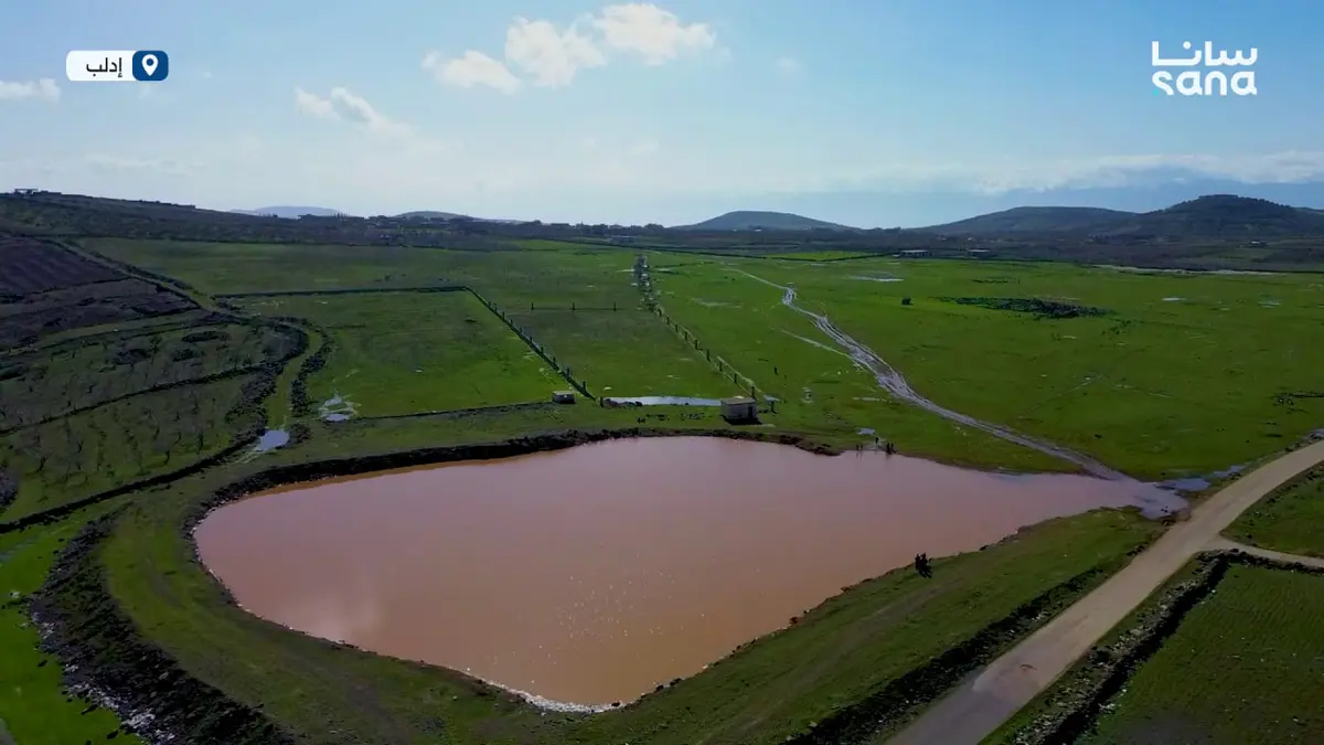 مشاهد جوية للتجمع المائي المعروف بـ رام كنصفرة في ريف إدلب الجنوبي