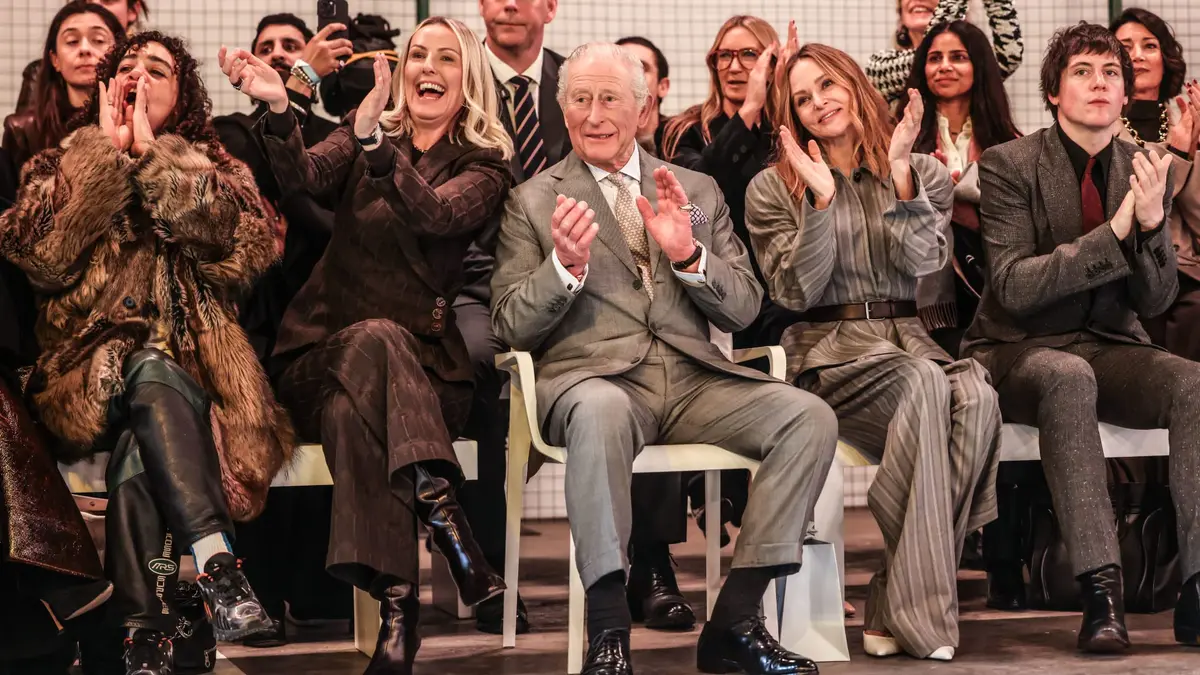 يوم توقيف شقيقه.. الملك تشارلز يحضر بشكل مفاجئ أسبوع الموضة في لندن