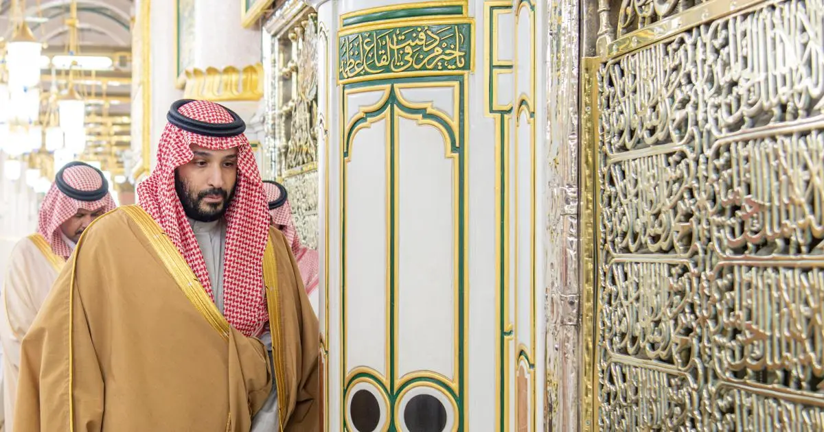بن سلمان يزور المسجد النبوي ويصلي بالروضة الشريفة