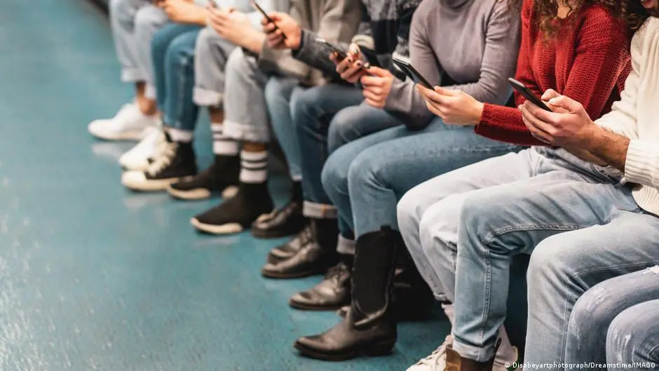 إدمان الهواتف .. هل "تخطف" الشاشات تركيز الطلاب حقا؟