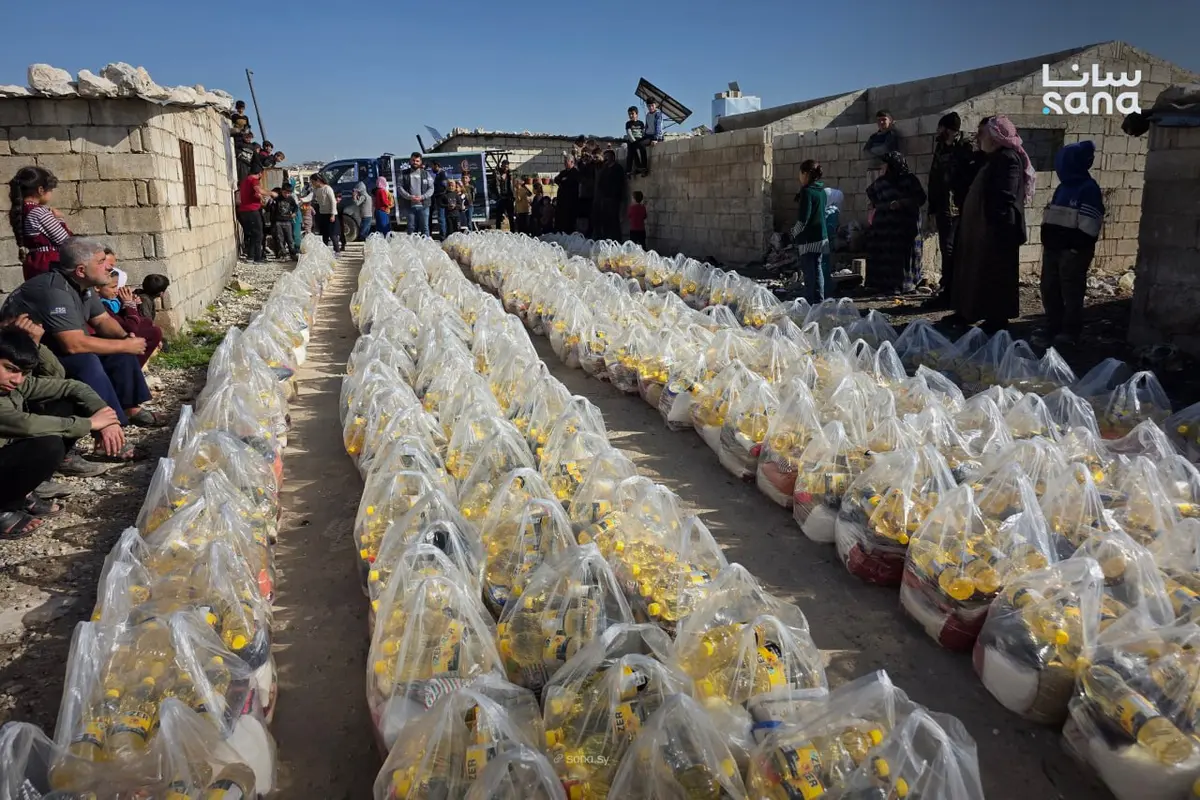 جمعية التعاون الخيرية توزع سللاً رمضانية على المهجرين المقيمين في مخيم الريان في ريف إدلب