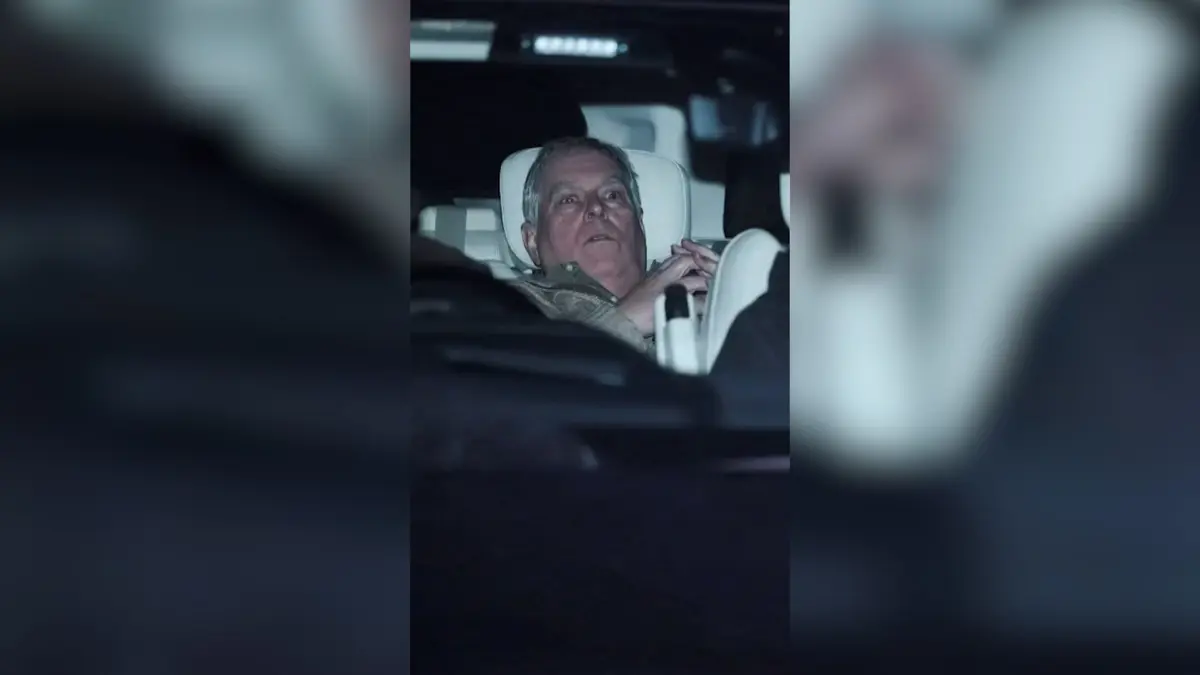 كيف التُقطت صورة الأمير السابق أندرو لحظة خروجه من مركز الشرطة؟