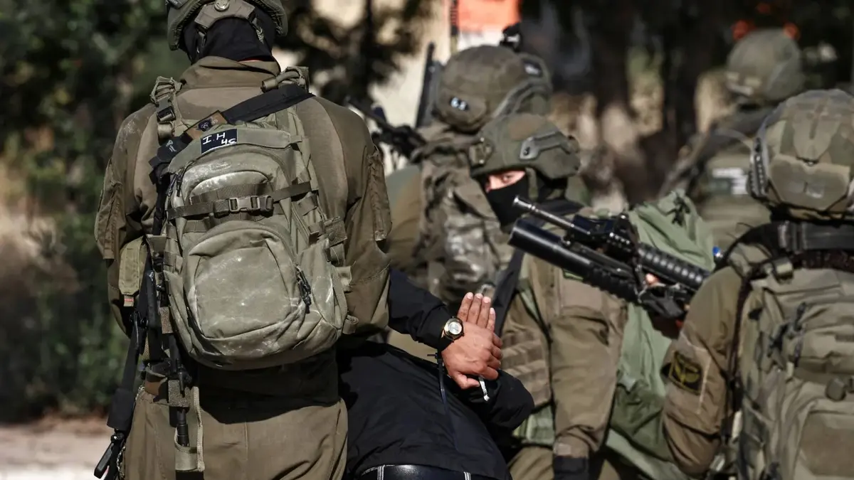 تصعيد واسع في الضفة الغربية.. الاحتلال يقتحم بلدات نابلس والمستوطنون يهاجمون المنازل