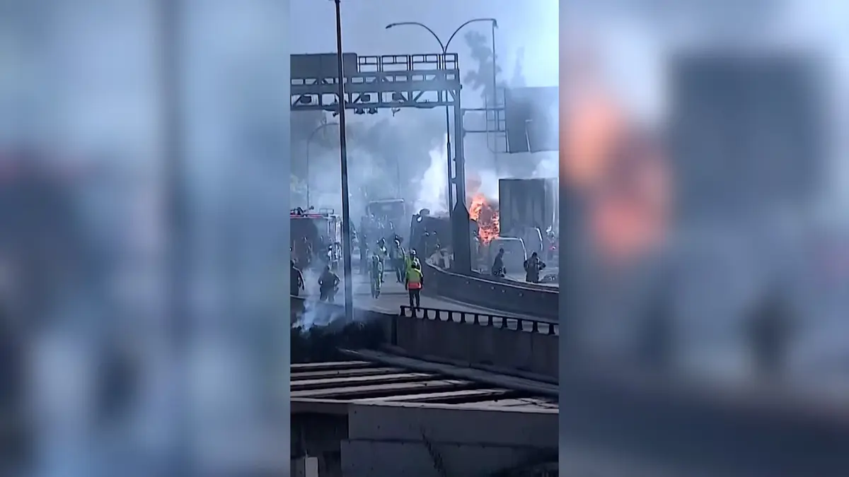 لحظة انفجار شاحنة غاز على طريق سريع في تشيلي