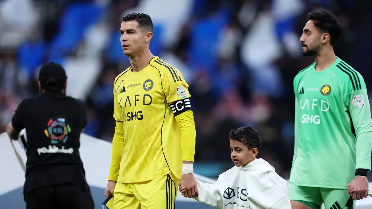 رونالدو يرتدي البشت السعودي بعد مباراة النصر والحزم.. ما السبب؟