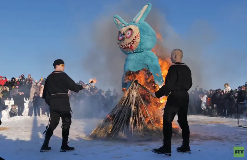 "تطهير وانتصار على قوى الظلام".. مواطنون روس بمنطقة ليبيتسك يحرقون دمية "لابوبو" عملاقة (فيديو)