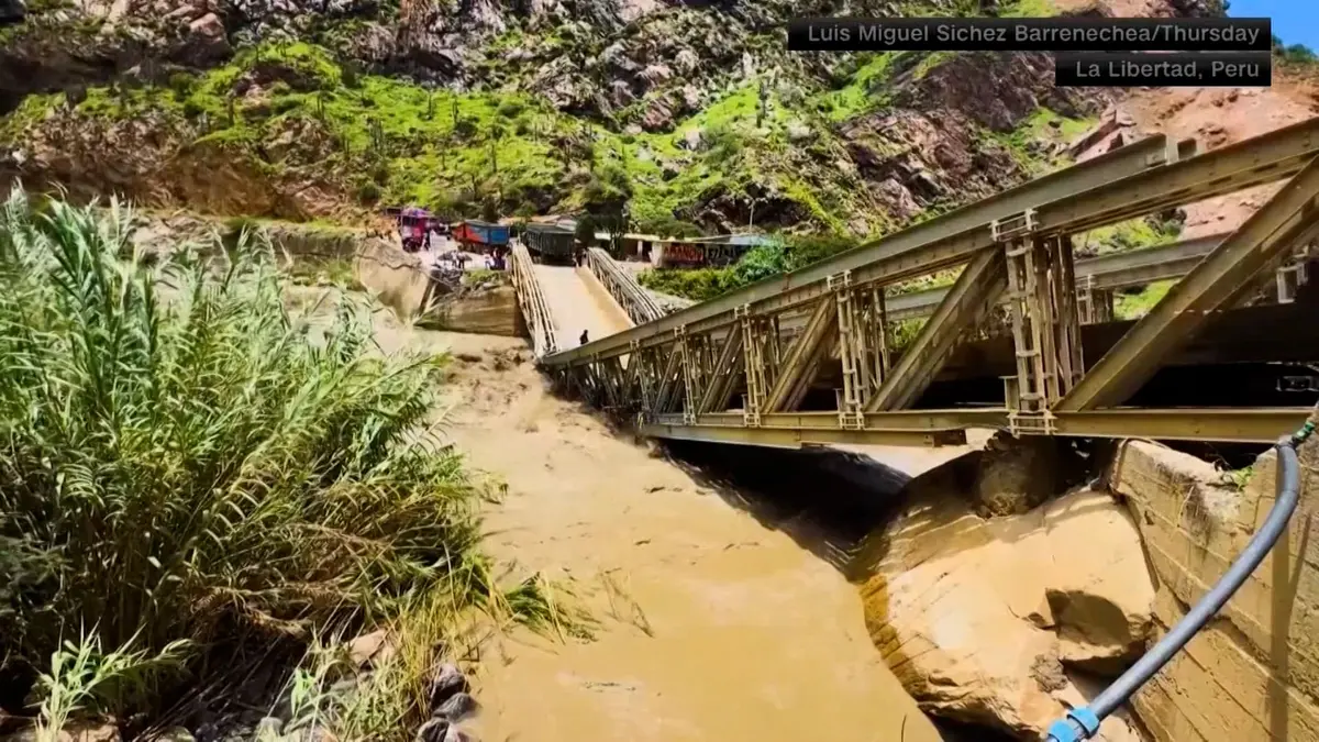 صاعقة برق تصيب شخصا وانهيار جسر إثر أمطار غزيرة ببيرو.. إليكم التفاصيل