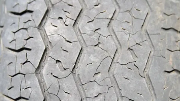 ما هي ظاهرة "تعفن الإطارات"؟ وكيف تحمي سيارتك