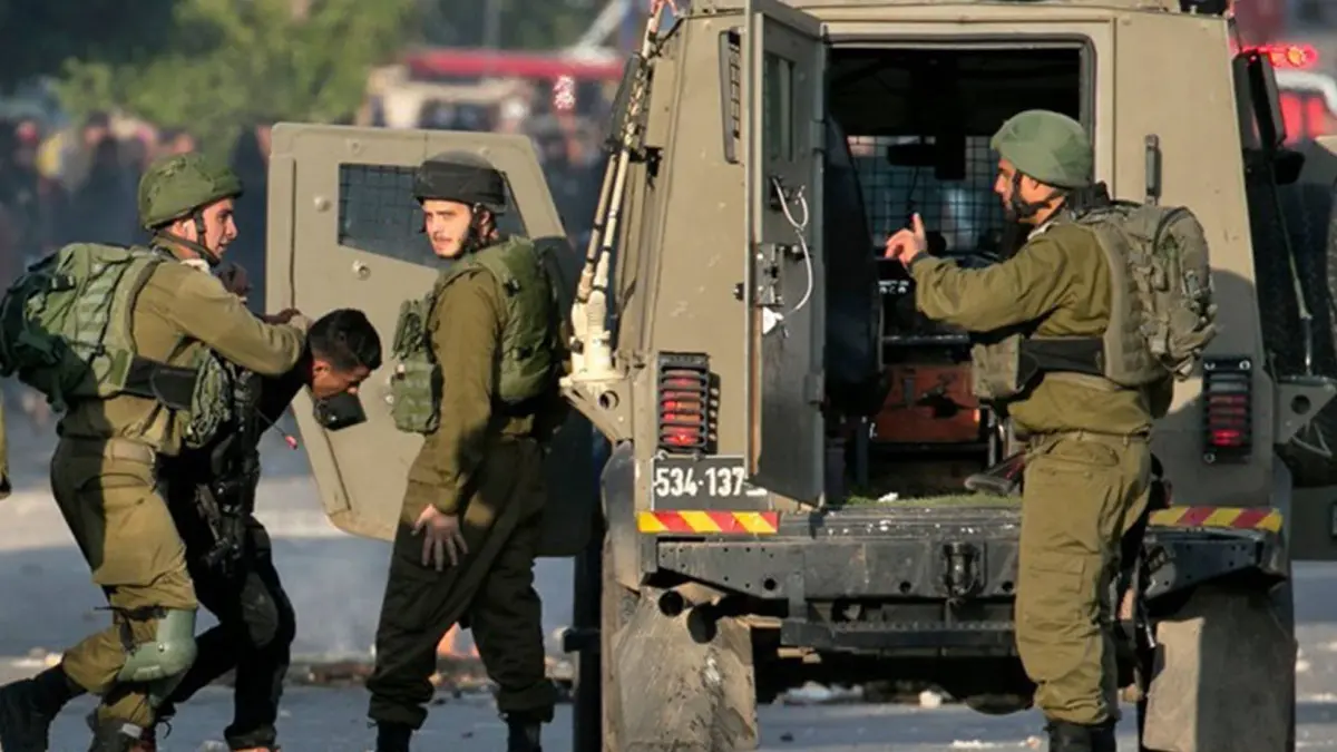 قوات الاحتلال تقتحم بلدة نعلين وتستهدف بطولة كروية بقنابل الغاز - فيديو