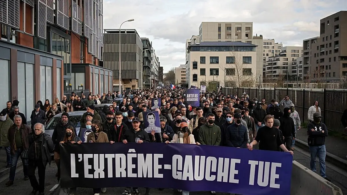 وسط إجراءات أمنية مشددة.. أكثر من 3 آلاف شخص يتظاهرون في ليون بعد مقتل ناشط يميني