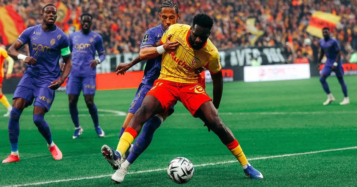 هزيمة دراماتيكية للانس أمام موناكو تهدد صدارته بالدوري الفرنسي