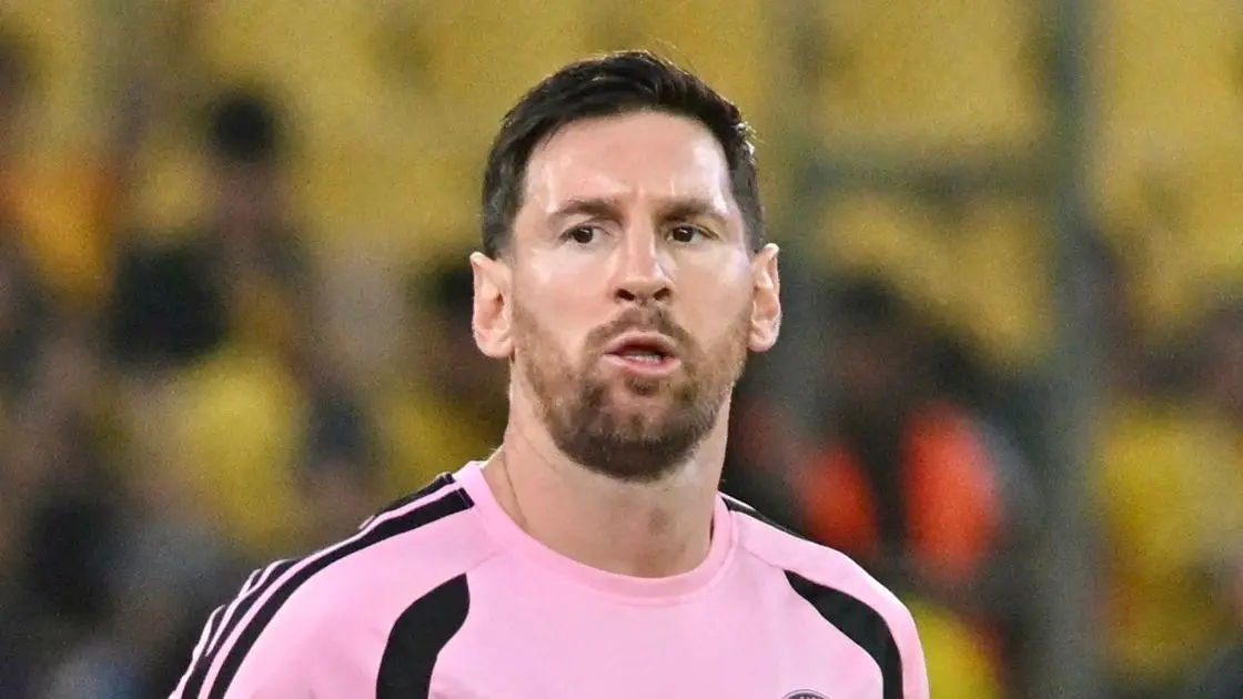 ميسي يرتدي ثوب مبابي القديم في انتخابات برشلونة