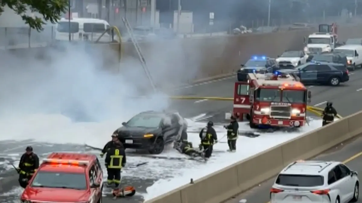 شاهد.. قطعة حطام تتسبب في انفجار سيارة كهربائية على طريق سريع في بوسطن