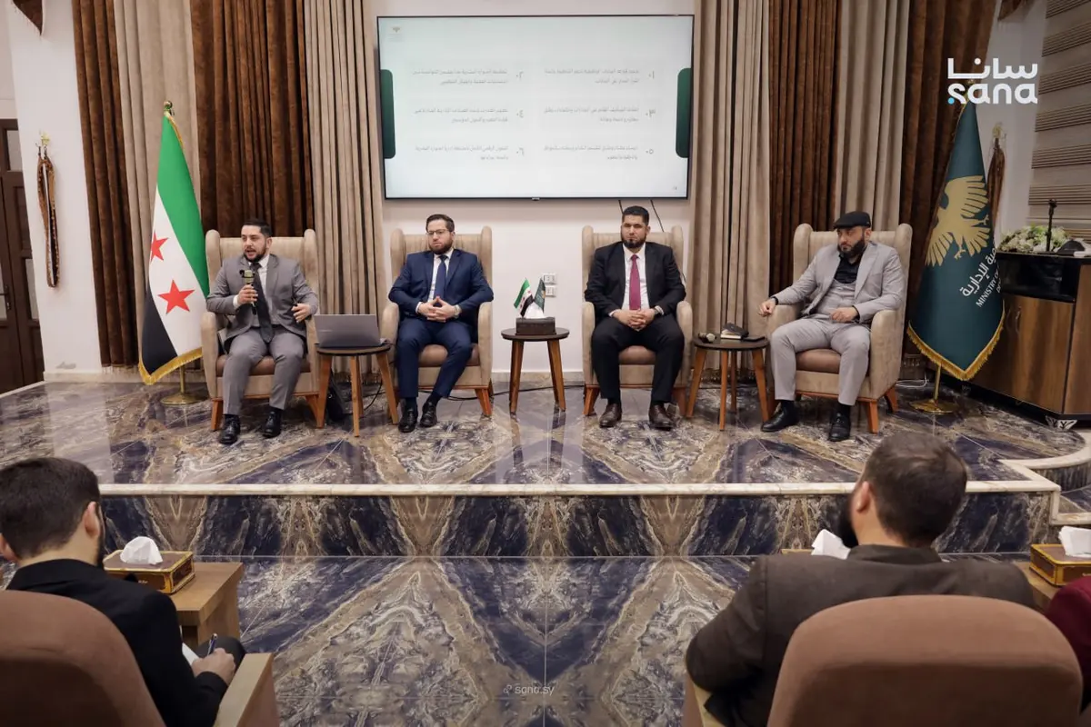 وزير التنمية الإدارية يعقد ورشة عمل في إدلب حول التحديات الإدارية وسبل حلها